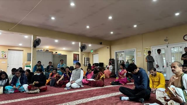 Gi:ta Jayanthi — a full hall of devotees in study