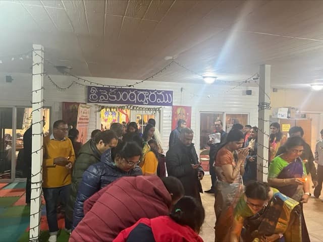 Devotees with lamps at the Sri: Vaikunta Dwa:ram