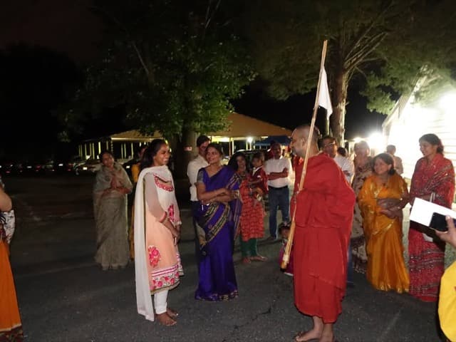 Swa:mi:ji Blessing Prajna Students & Parents