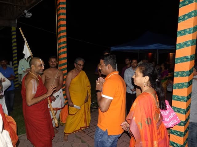 Swa:mi:ji Blessing Prajna Students & Parents