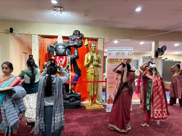 Sri: Ra:ma Paaduka Aaradhana — Ayodhya Prathishtta