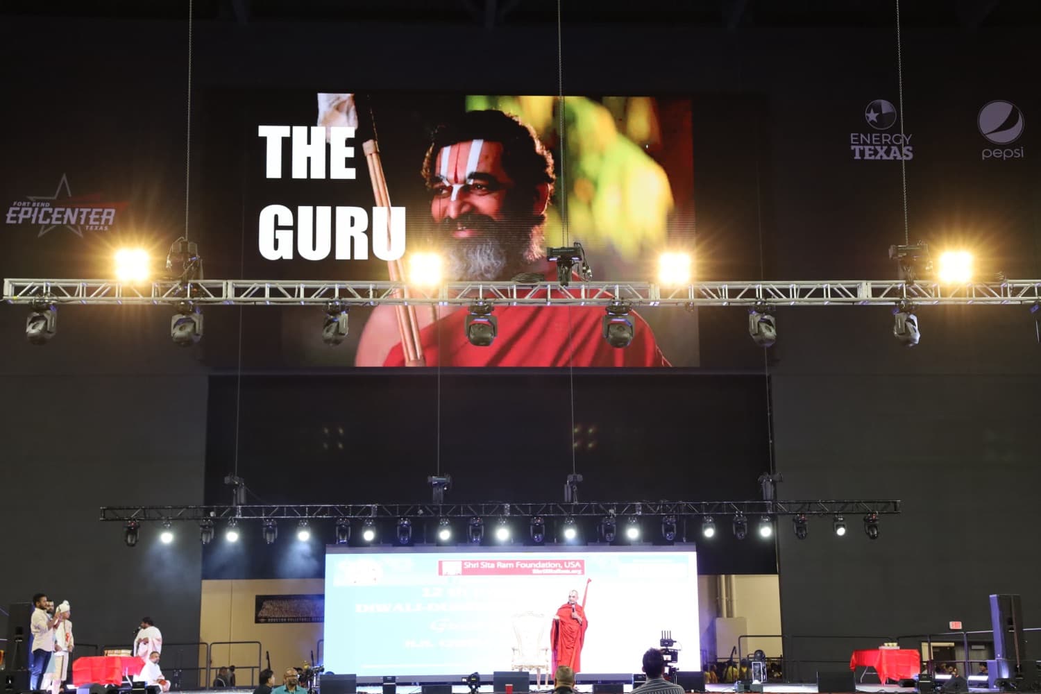 Swa:mi:ji on the guru stage